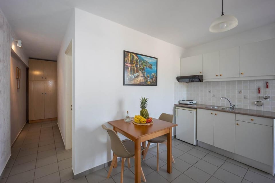 Kitchen or kitchenette, Dining area, stove