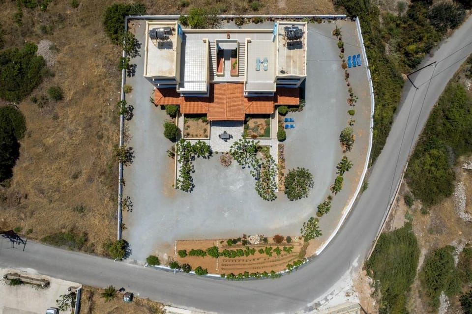 Property building, Day, Neighbourhood, Natural landscape, Bird's eye view, Street view, Location, Parking