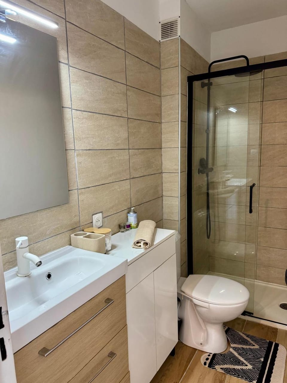 Shower, Toilet, Bathroom, towels