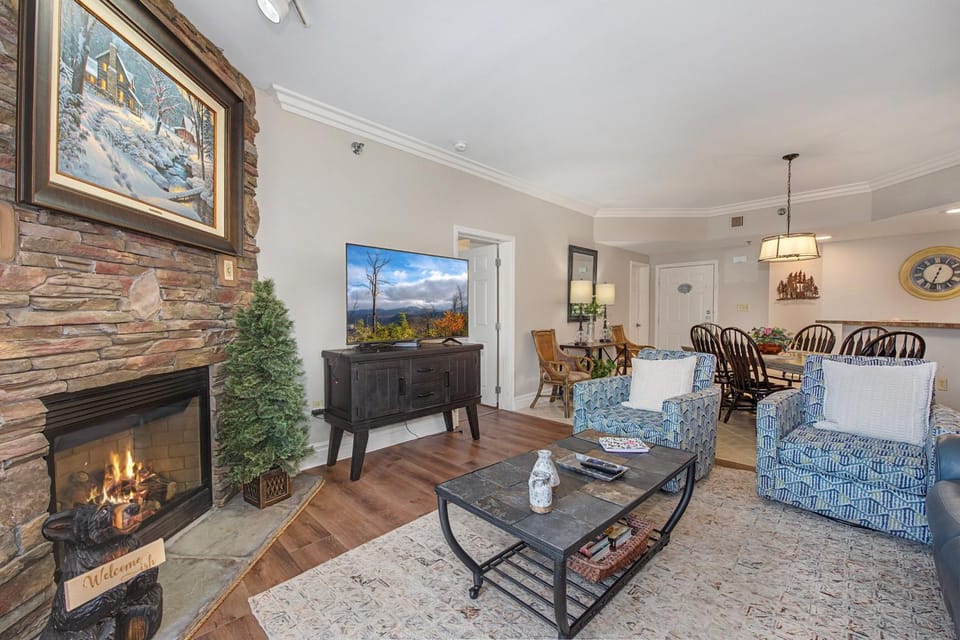 TV and multimedia, Living room, Seating area, Dining area, fireplace, furniture