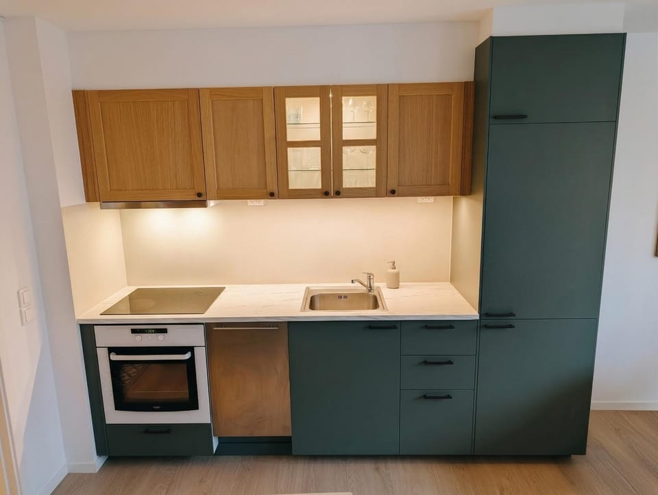 Coffee/tea facilities, Kitchen or kitchenette, dishwasher, microwave, oven, stove