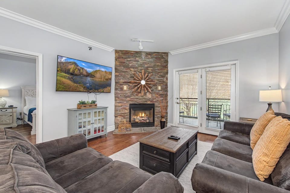 Day, TV and multimedia, Balcony/Terrace, Living room, Seating area, fireplace, furniture