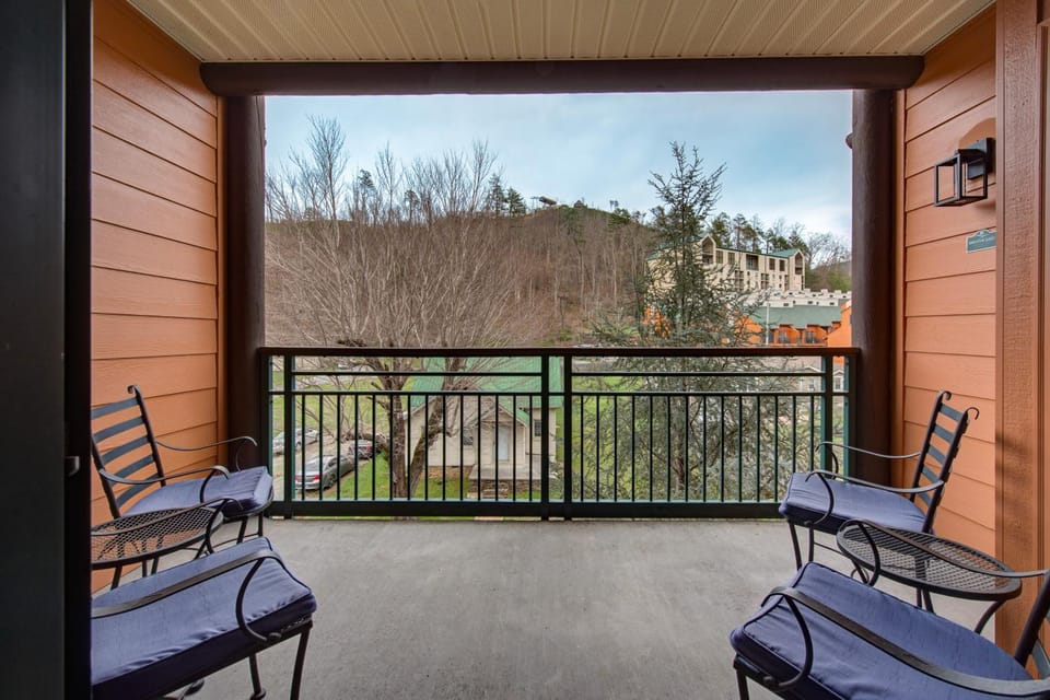Day, Natural landscape, Balcony/Terrace, Seating area, Mountain view
