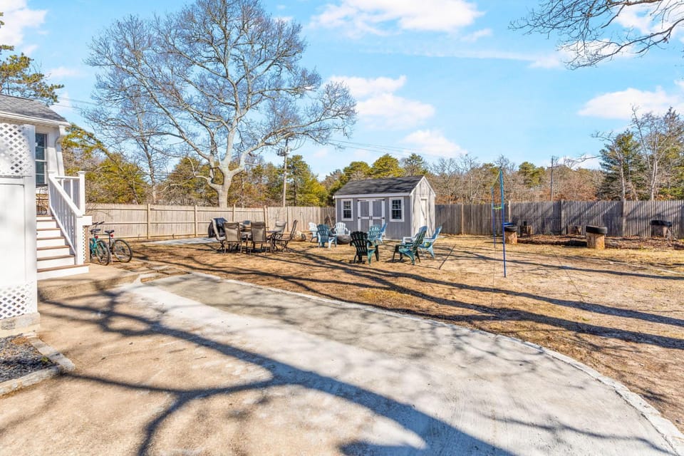 Family 3BR w Firepit Volleyball BBQ & Bea House in South Yarmouth