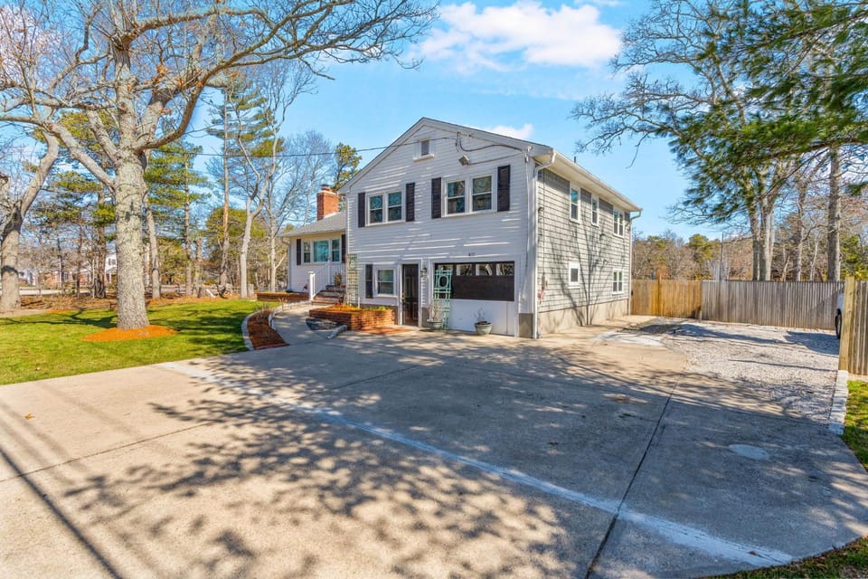 Family 3BR w Firepit Volleyball BBQ & Bea House in South Yarmouth