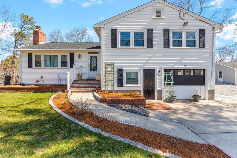 Family 3BR w Firepit Volleyball BBQ & Bea House in South Yarmouth