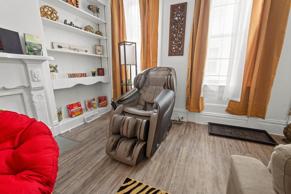 Massage, Living room