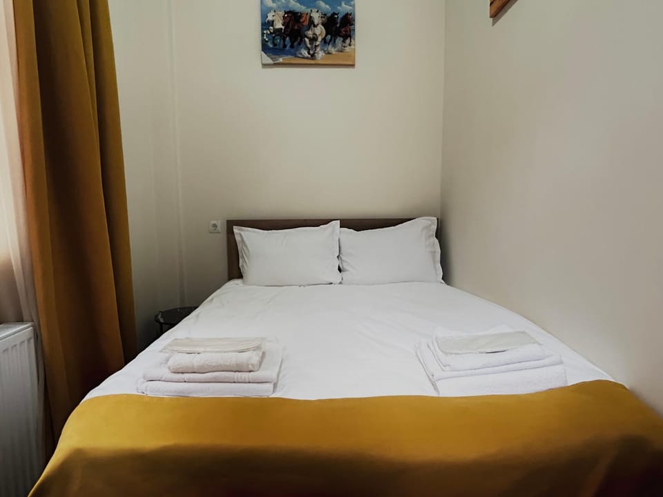 Bed, Bedroom, towels