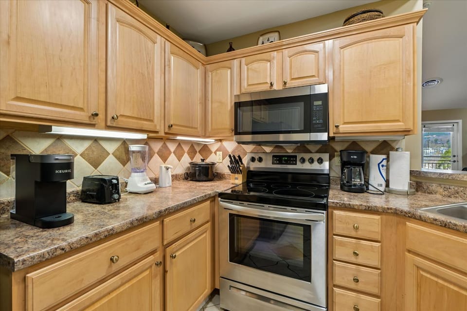 Coffee/tea facilities, Kitchen or kitchenette, microwave, oven, stove, kitchen