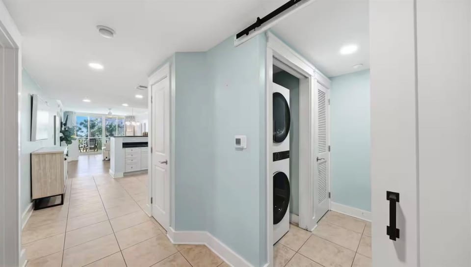 NO FEES Beachfront Lazy River Sleeps 8 Waterscape Apartment in Okaloosa Island