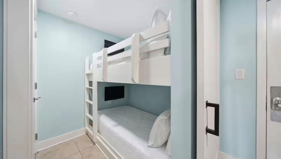 NO FEES Beachfront Lazy River Sleeps 8 Waterscape Apartment in Okaloosa Island