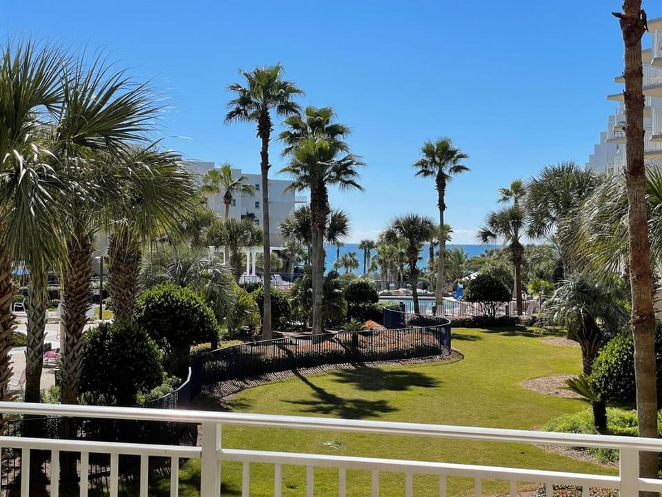 NO FEES Beachfront Lazy River Sleeps 8 Waterscape Apartment in Okaloosa Island