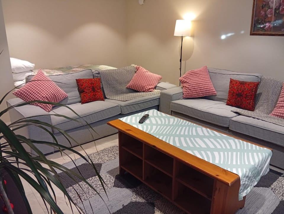 Bed, TV and multimedia, Living room, Seating area