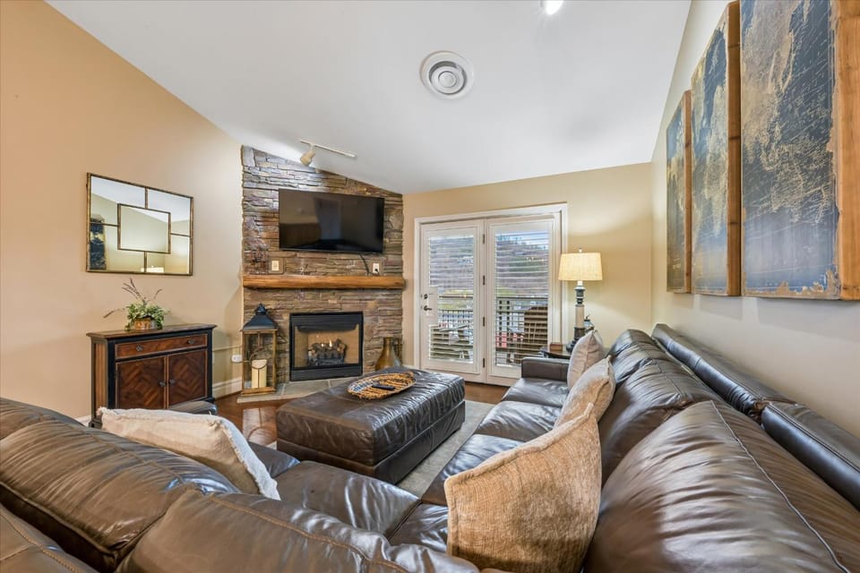 TV and multimedia, Balcony/Terrace, Living room, Seating area, Mountain view, fireplace, furniture