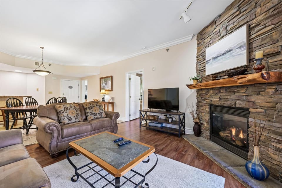 TV and multimedia, Living room, Seating area, Dining area, fireplace, furniture