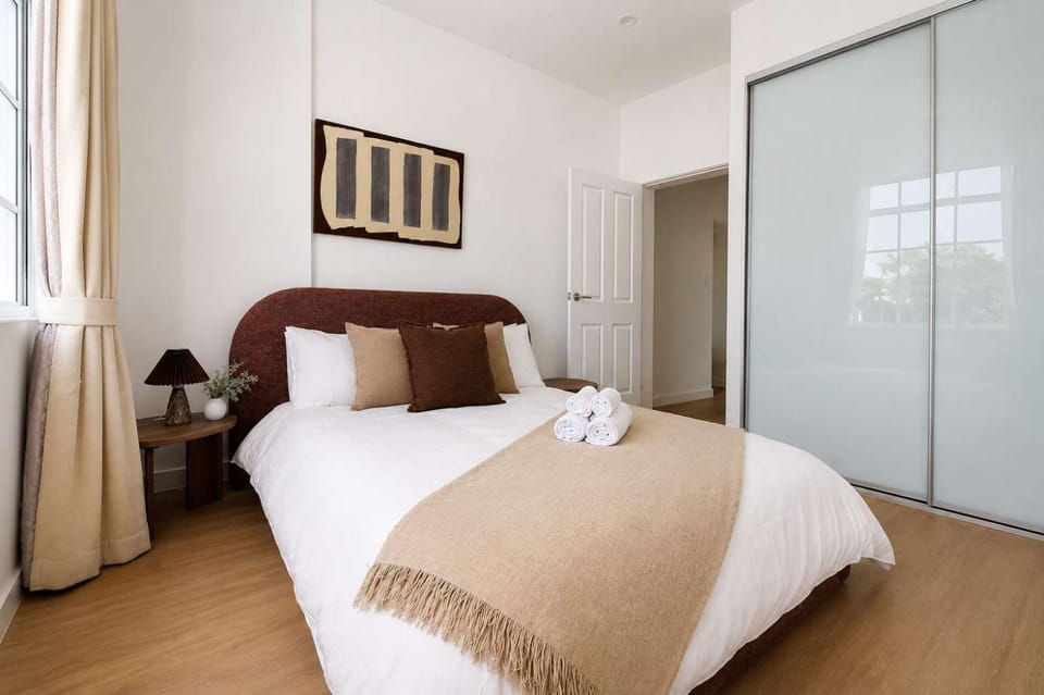 Coastal Bondi Hideaway with Parking - Steps to Sand Apartment in Sydney
