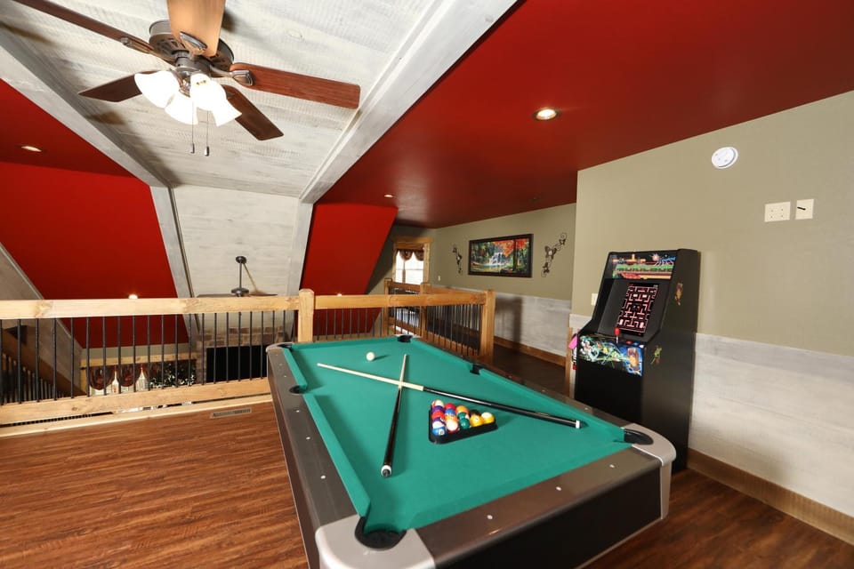 Movie Dive-Inn Chalet in Gatlinburg