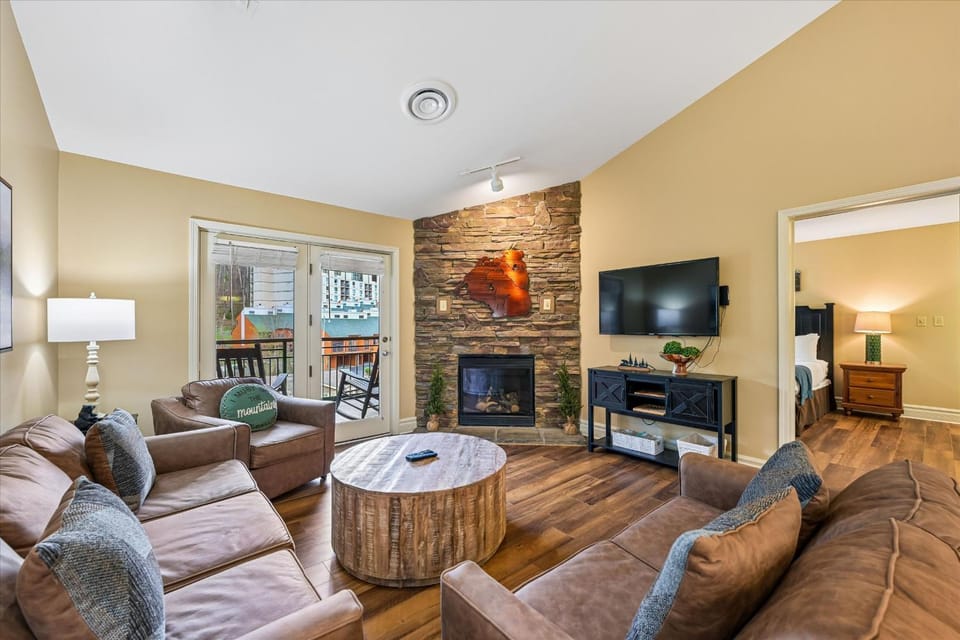 Day, TV and multimedia, Balcony/Terrace, Living room, fireplace, furniture