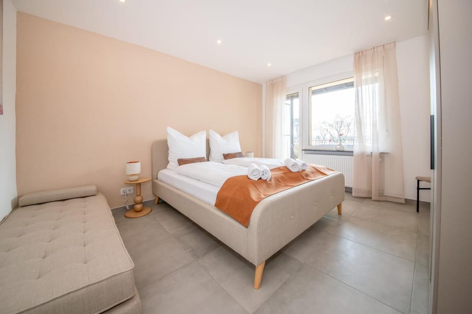 Bed, Bedroom, towels