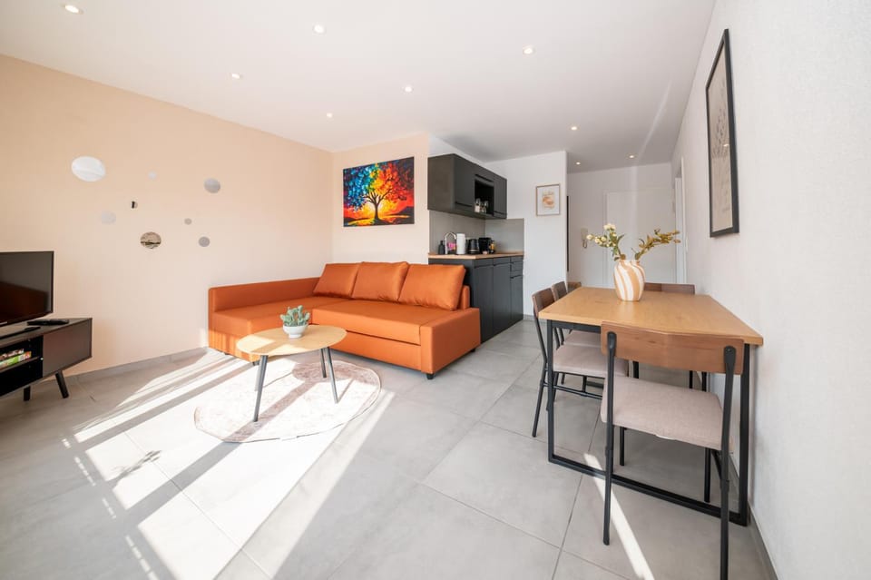 Communal lounge/ TV room, TV and multimedia, Living room, Seating area, Dining area, Evening entertainment