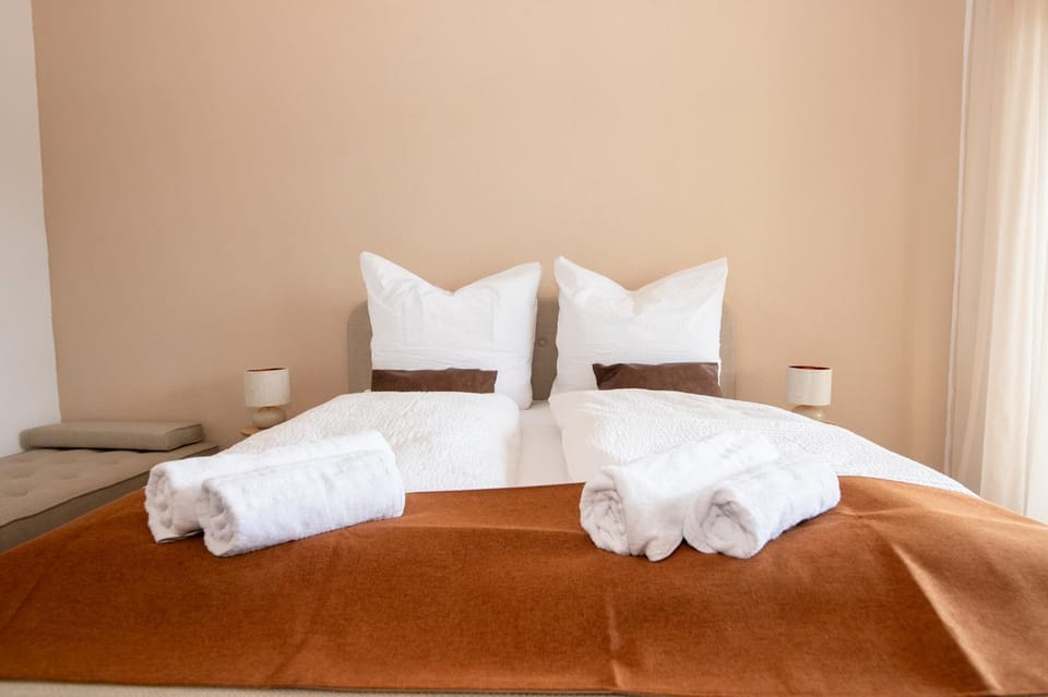 Bed, Bedroom, towels