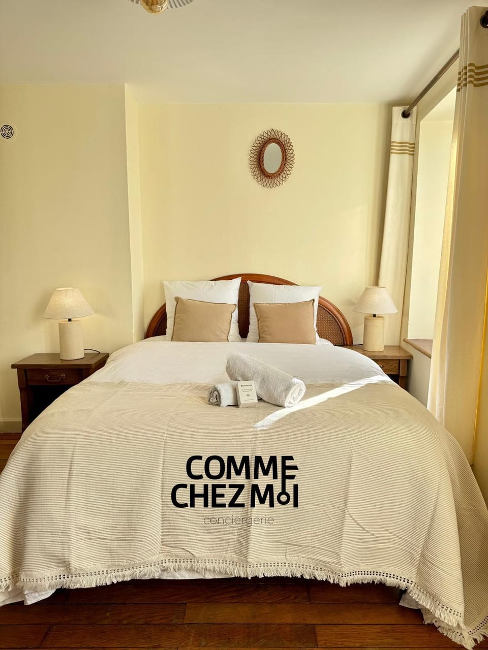 Bed, towels