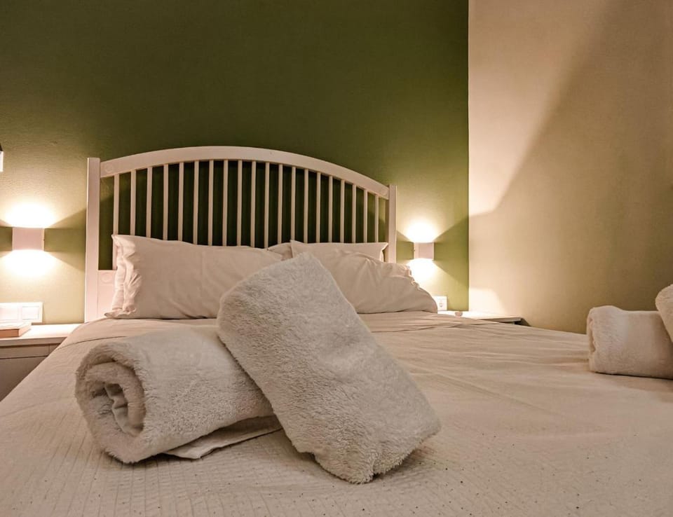 Bed, Decorative detail, towels