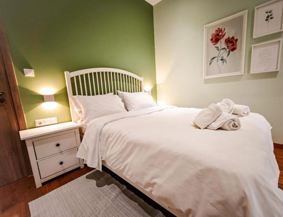 Bed, Decorative detail, Bedroom, towels