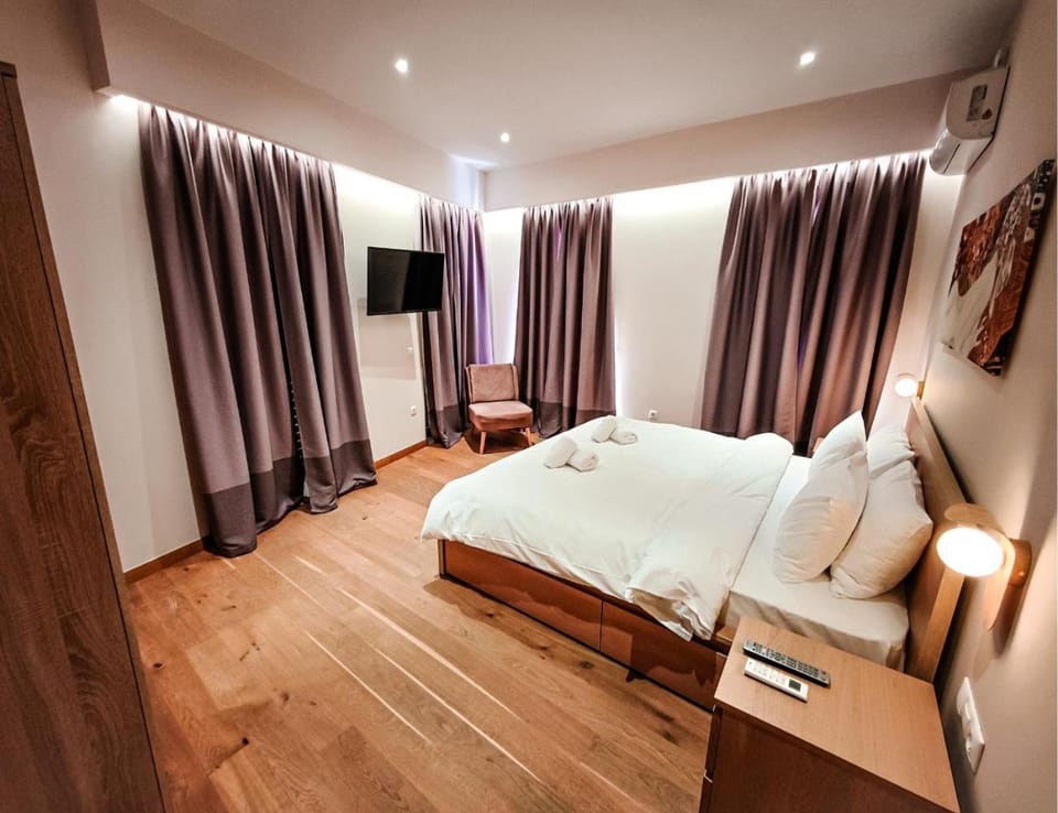 Bed, TV and multimedia, Decorative detail, Bedroom