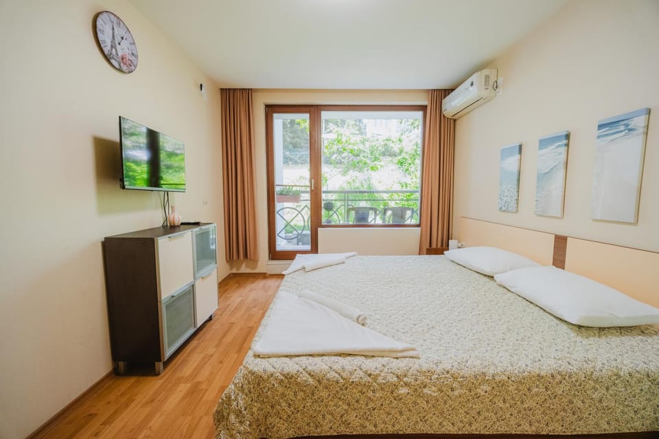 Bed, Bedroom, towels