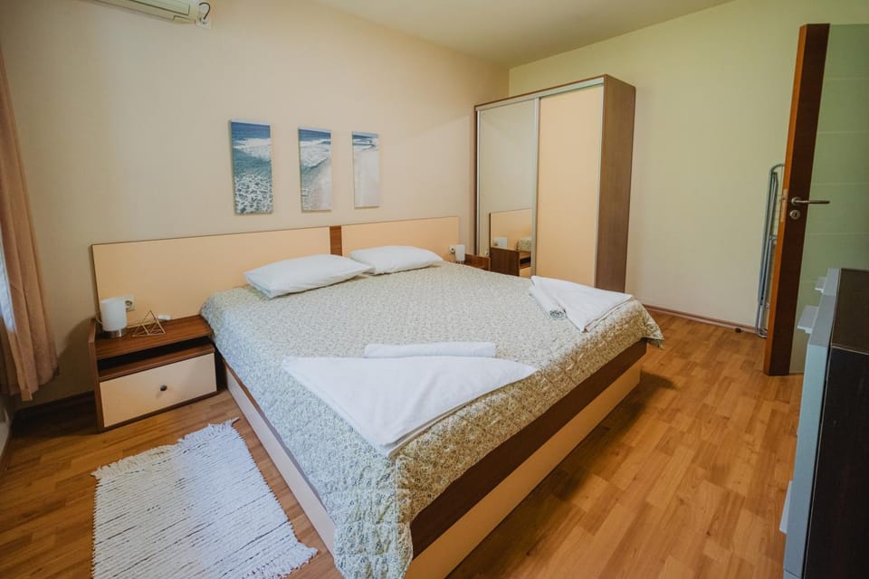 Bed, Bedroom, wardrobe, air conditioner