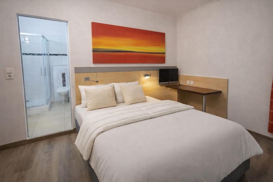 Bed, TV and multimedia, Bedroom