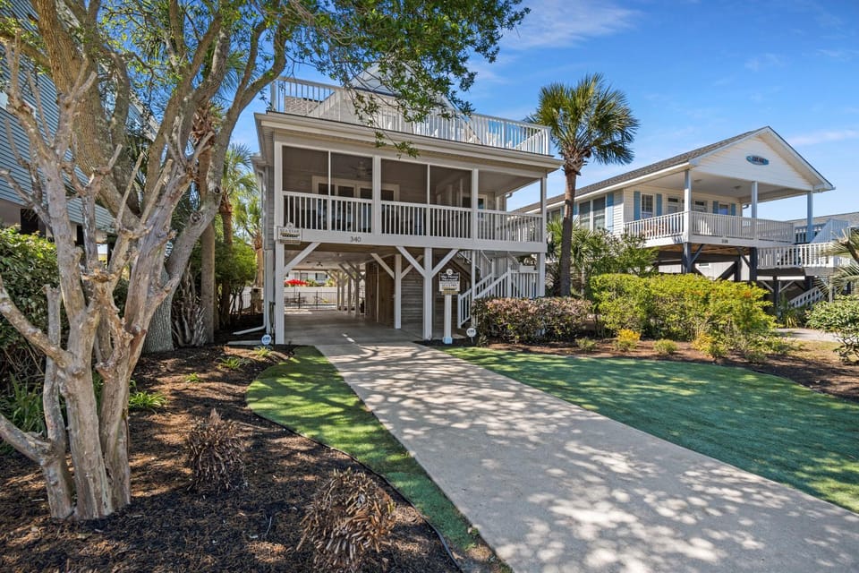 Property building, Day, Neighbourhood, Natural landscape, Balcony/Terrace, Parking