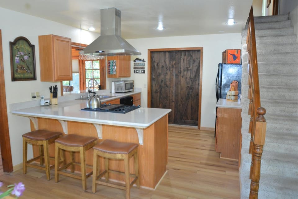 Hazelwood Hideaway with Boat slip-Lake Area House in Bass Lake