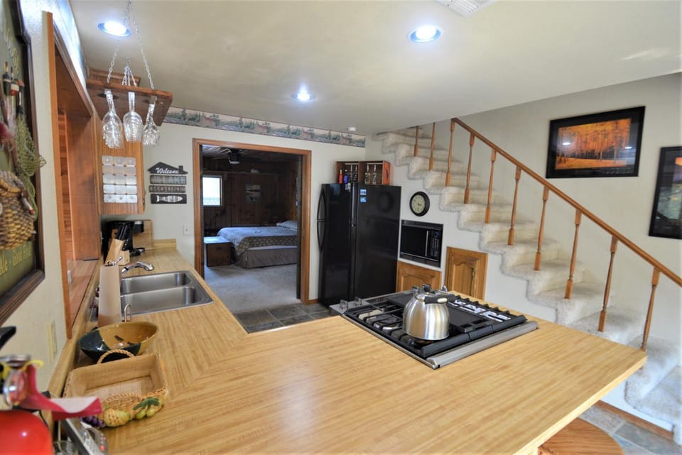 Hazelwood Hideaway with Boat slip-Lake Area House in Bass Lake