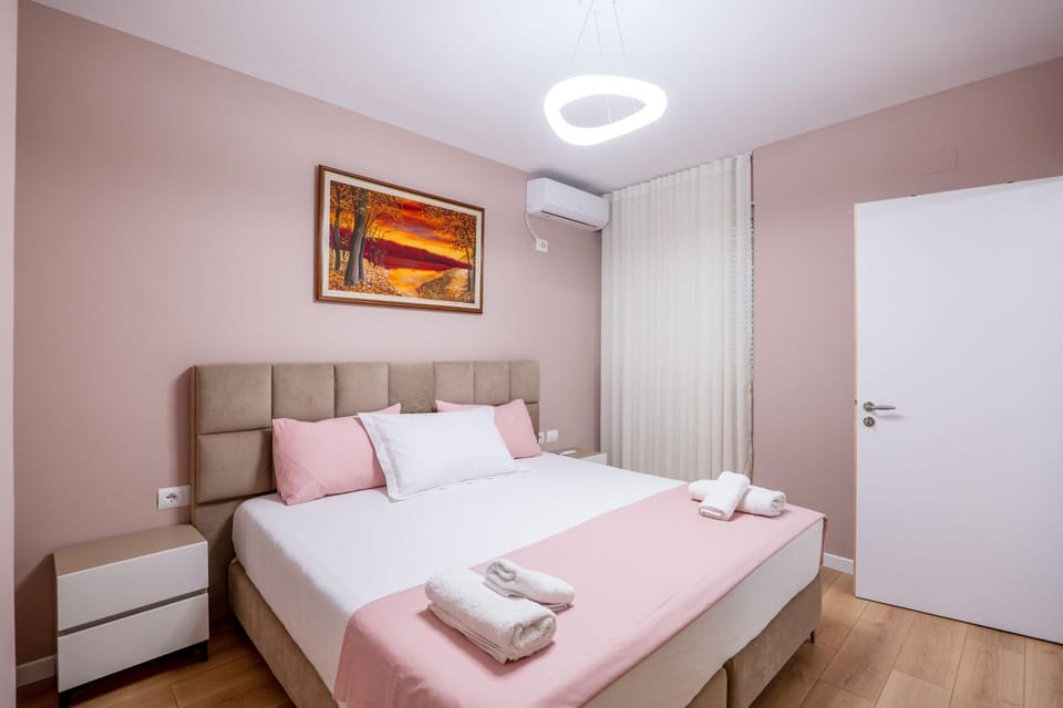Bed, Bedroom, towels