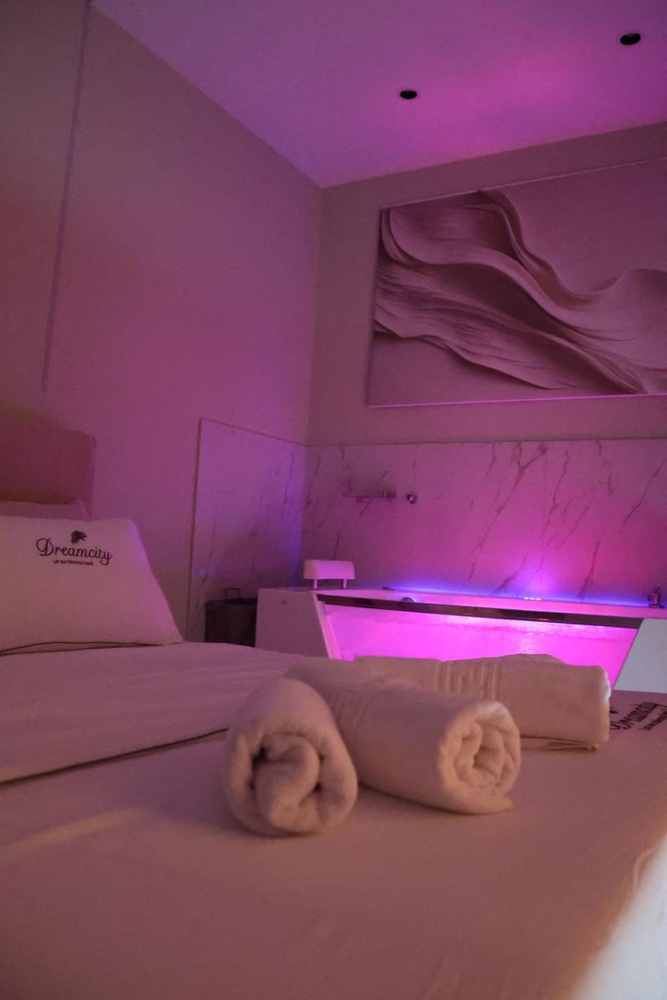 Bed, Photo of the whole room, Bedroom, towels