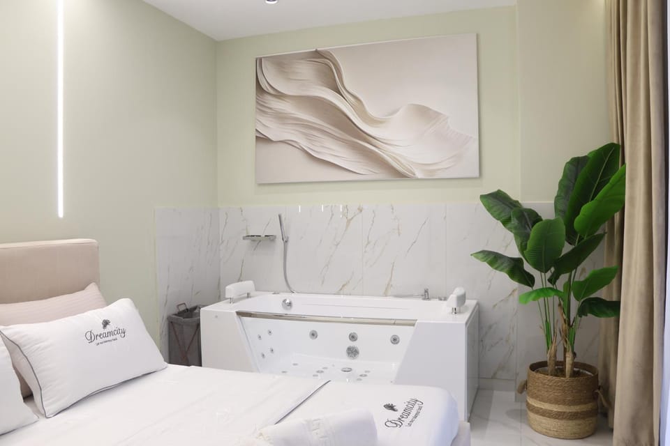 Bed, Hot Tub, Bathroom, Photo of the whole room, Bedroom, Bath, towels