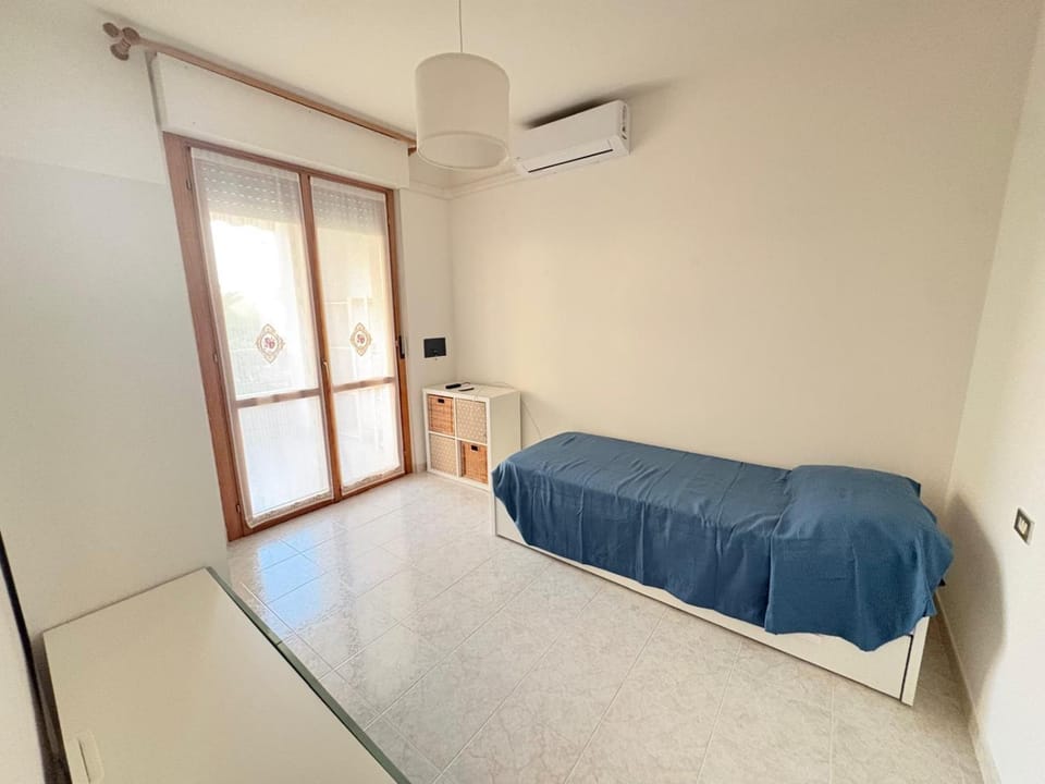 Bedroom, air conditioner