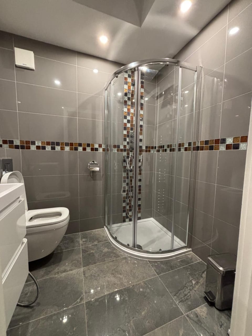 Two Bungalows Choose one - 4BR and 2BR Lovely Home Fully Furnished at Egham LP Villa in Egham