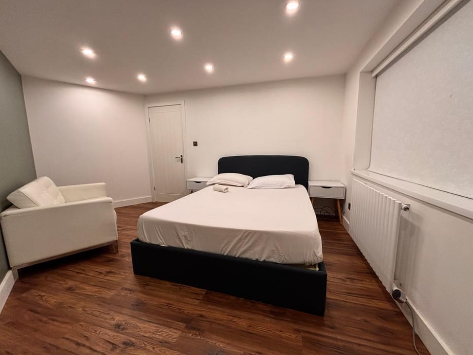 Two Bungalows Choose one - 4BR and 2BR Lovely Home Fully Furnished at Egham LP Villa in Egham