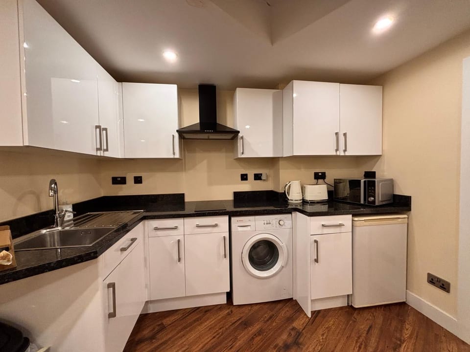Two Bungalows Choose one - 4BR and 2BR Lovely Home Fully Furnished at Egham LP Villa in Egham