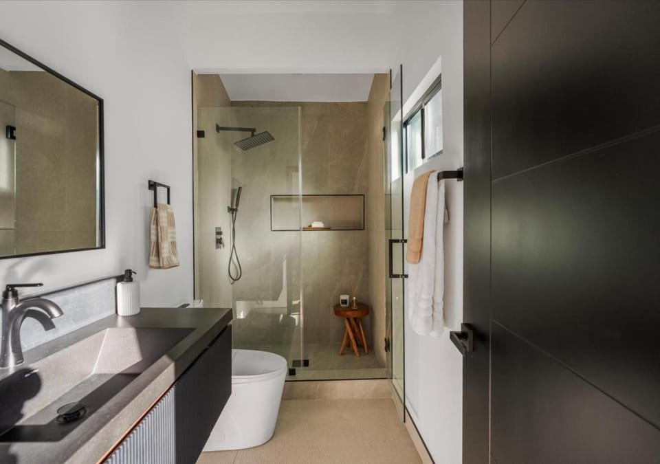 Freshly Built Near Universal Studios and Hollywood - Private Garage and Driveway Parking Near Sofi Stadium House in Sherman Oaks