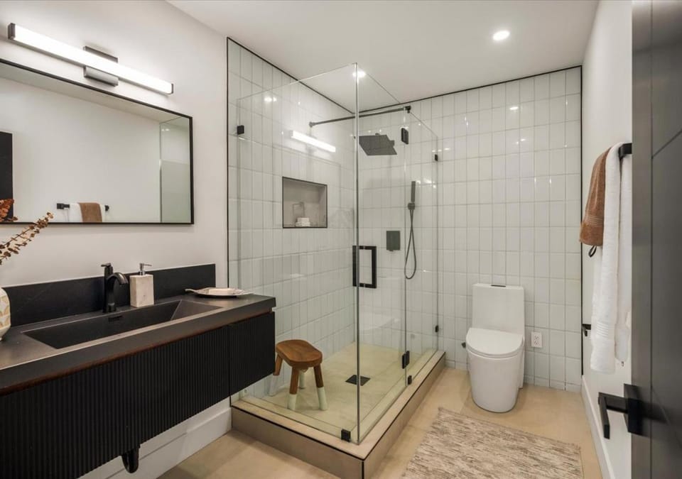 Freshly Built Near Universal Studios and Hollywood - Private Garage and Driveway Parking Near Sofi Stadium House in Sherman Oaks