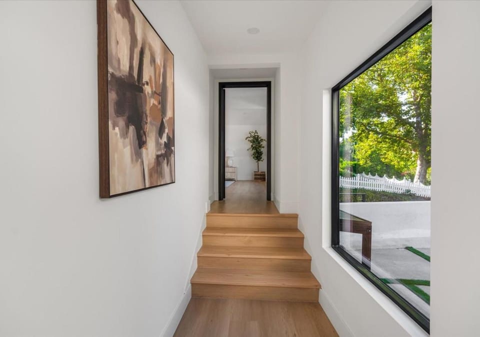 Freshly Built Near Universal Studios and Hollywood - Private Garage and Driveway Parking Near Sofi Stadium House in Sherman Oaks