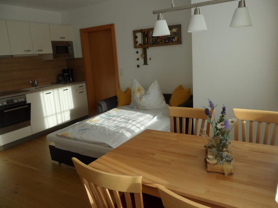 Spring, Bed, Day, Winter, Summer, Kitchen or kitchenette, Dining area, Autumn, On site