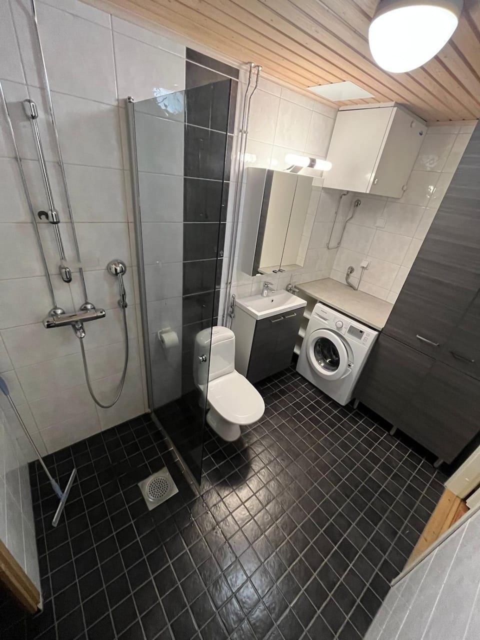 Shower, Toilet, Bathroom, laundry