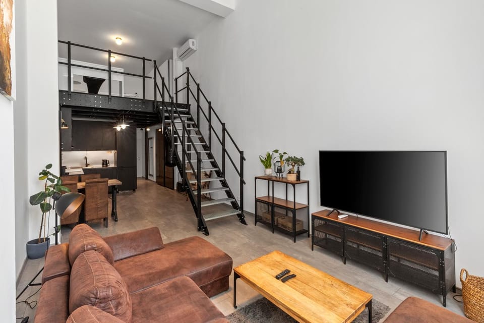 TV and multimedia, Living room, Seating area, Evening entertainment