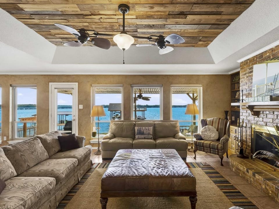 Cedar Creek Lake Escape - Lakefront Private Dock House in Cedar Creek Reservoir