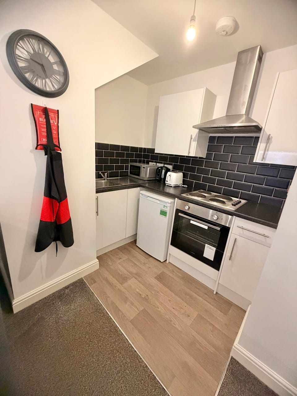 Modern 1-Bed Flat with Workspace and Free Parking Apartment in Stoke-on-Trent